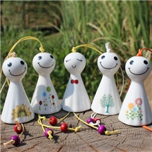 优斯陶瓷饰品风铃批发晴天娃娃批发创意车挂饰实体店爆款