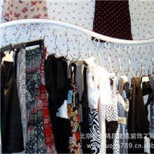 白色破浪型上墙服装货架服装货架展示架墙货架金属货架精品架