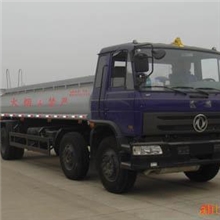 供应运油车东风小三轴运油车王牌动力康明斯发动机油罐车