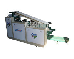 永盛牌自动饺子皮机喂料均匀，面板整齐，价位低