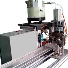 自主研发自动啤轴插针机，用于把金属轴装入产品预留孔位