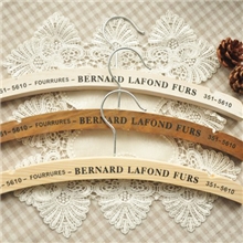 厂家直销晾衣架实木创意原木质衣架批发拍照道具法文字母复古衣挂