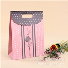 批发2013精美礼品包装袋粉底玫瑰花点点翻盖袋手提袋5854