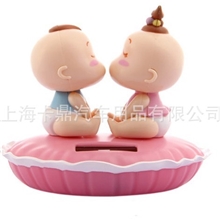 厂家批发甲壳原太阳能公仔亲嘴娃娃儿童版车饰摆件批发