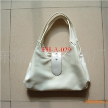 供应PVC或PU材质的女装包，化妆包，钱包等、