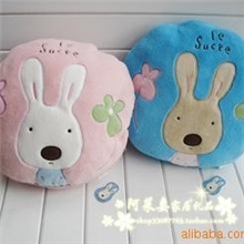 小号日单砂糖兔太子兔圆形珊瑚绒毯+靠垫。空调被