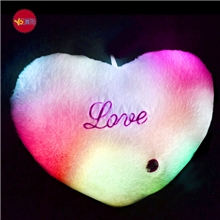 毛绒玩具创意礼品可爱生日礼物心形浪漫发光抱枕妇女节礼物