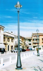 厂家专业生产道路照明灯具，LED太阳能路灯，庭院灯！