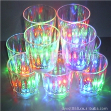 XY015七彩闪光杯七彩发光杯畅销地摊货新奇特产品家居用品