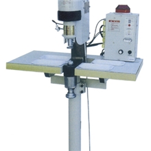 电磁动力装钮机