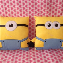 卑鄙的我神偷奶爸小黄人公仔毛绒玩具保暖手捂抱枕两用厂家批发