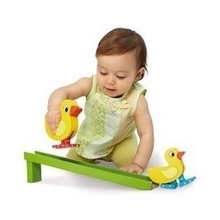经典儿童木制早教玩具2只可爱小鸭子会下坡走路木制玩具