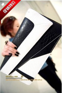 2013女包新款韩版复古蛇纹撞色手拿信封单肩女士斜挎小包批发特价