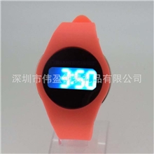 东莞工厂大量供应新款合金触屏手表，也可按客人要求定制。