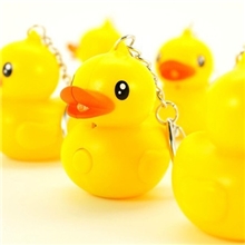 创意发光发声可爱小黄鸭子情侣钥匙扣钥匙圈挂件带LED灯手电筒