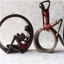 树脂工艺品结婚创意家居饰品简约现代抽象坐圆圈女孩摆件特价78