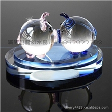 【厂家直销】秒杀全网最低价水晶情侣吻猪汽车香水瓶座MH-426