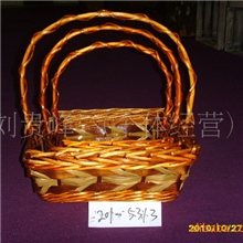 供应优质新颖水果篮，花篮，鸡蛋蓝，园艺等柳编工艺品。