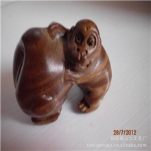 厂家低价批发寿猴小孩玩具木制工艺品酒店家居商务高档车内