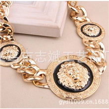 金属狮子头像圆牌项链女短款锁骨链配饰挂饰挂链夸张链工厂货