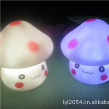 新款七彩小夜灯LED自动变色节能创意批发哈哈表情蘑菇小人