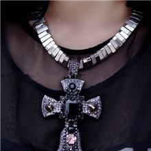 欧美大牌烟熏暗黑哥特风夸张铆钉宝石十字架短项链水晶锁骨链