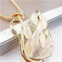 贵州小饰品批发市场|合金长项链批发|猫眼石天鹅毛衣链批发厂家