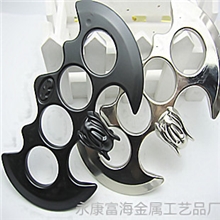 厂家专业生产大蝙蝠峡指虎手扣铁四指汽车求生用品