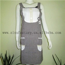 【做工优良，全棉品质】批发供应新款小格手工花背带围裙