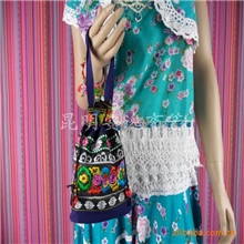 大量提供民族布艺机绣荷叶包零售批发量大优惠多