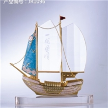 优价供应金属镀金珐琅彩工艺品一帆风顺水晶帆船可批量订制