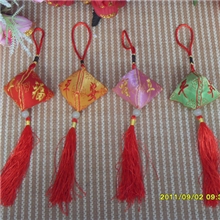 多个颜色菱形三面平安福刺绣挂件