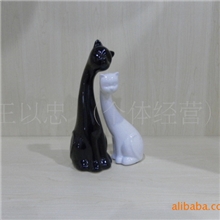 供应陶瓷工艺品黑白情侣对猫工艺品摆设婚庆陶瓷工艺品批发