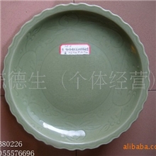 明龙泉窑梅子青釉刻花回文