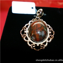 批发定制供应各款银镶嵌鸡血红梅玉首饰吊坠