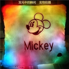 新奇特礼品LED卡通七彩发光抱枕畅销生日礼物情人礼物