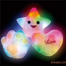 情侣梦幻七彩灯发光创意抱枕靠垫发光毛绒玩具生日礼品批发代理