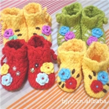 女性在家手工兼职销售漂亮的手钩宝宝鞋步前鞋立体袜