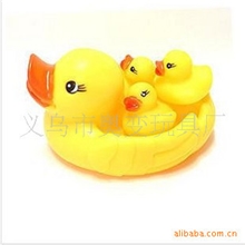 批发供应搪胶戏水鸭-母鸭带三只小鸭子捏会响益智漂亮可爱