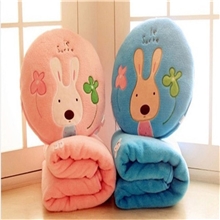 毛绒玩具情人节批发砂糖兔空调毯儿童毯抱枕两用毯子珊瑚绒90*80