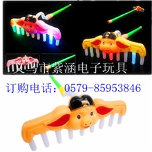 义乌地摊项目新品九齿钉耙发声发光玩具最新热销儿童玩具批发