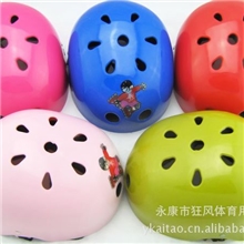 厂家直销A3梅花盔儿童轮滑护具头盔滑板车头盔A3头盔