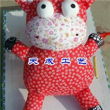 供应纯手工制作卡通布艺玩具-四腿牛（红碎花）