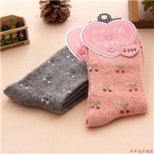 外贸卡通小樱桃爱心标兔羊毛袜子女短袜冬季保暖袜厂家批发1