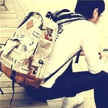 2013新款潮男复古报纸图案双肩包个性百搭时尚潮包男女情侣书包