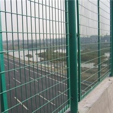 专业生产销售公路铁路框架护栏网/隔离栅批发价格
