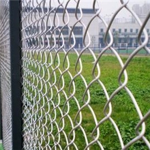 供应勾花网又名菱形网拉伸网篮球场围栏框架护栏网隔离栅