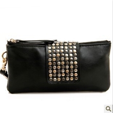批发采购韩版大牌女士铆钉手拿包欧美仿真皮手抓包复古手包女包包