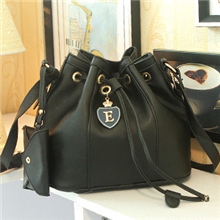 2013新款韩版风范超赞米白色抽带搭扣水桶包单肩斜挎女包包