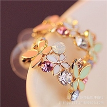 E138精致黑白蝴蝶花耳钉高品质镀18K保色金防过敏C形耳环批发